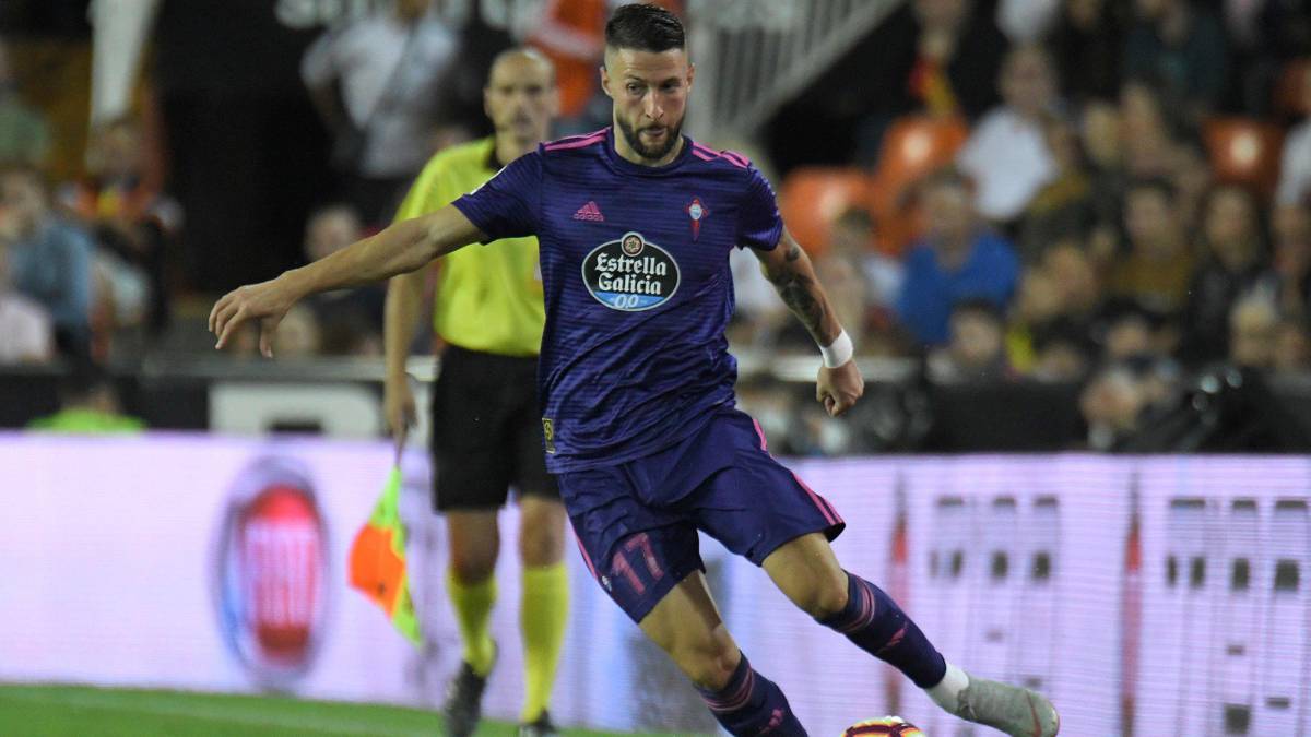 David Juncà se dispone a golpear el balón con su pie izquierdo durante el partido entre el Valencia y el Celta.