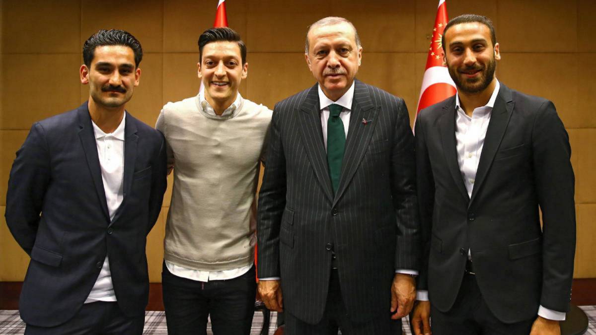 Erdogan con Gundogan y Özil