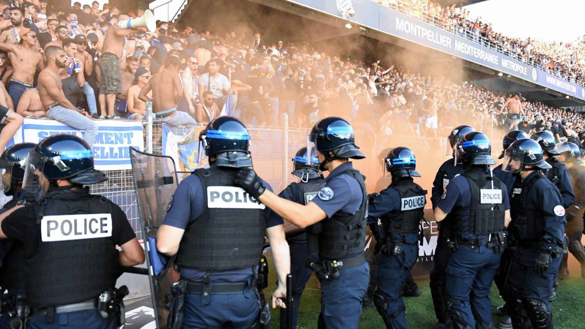 La policía francesa previene la invasión de campo del estadio del Montpellier durante el partido ante el Nimes.