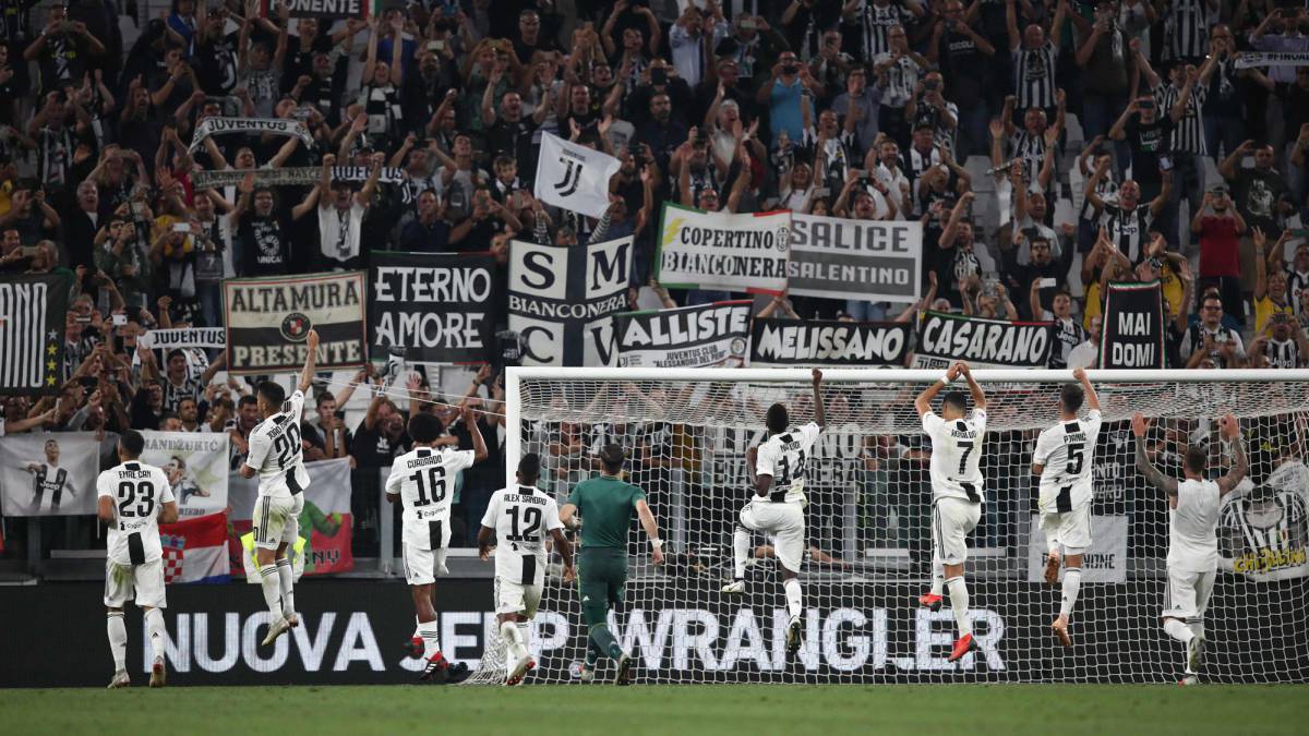 Jugadores de la Juventus con su hinchada.