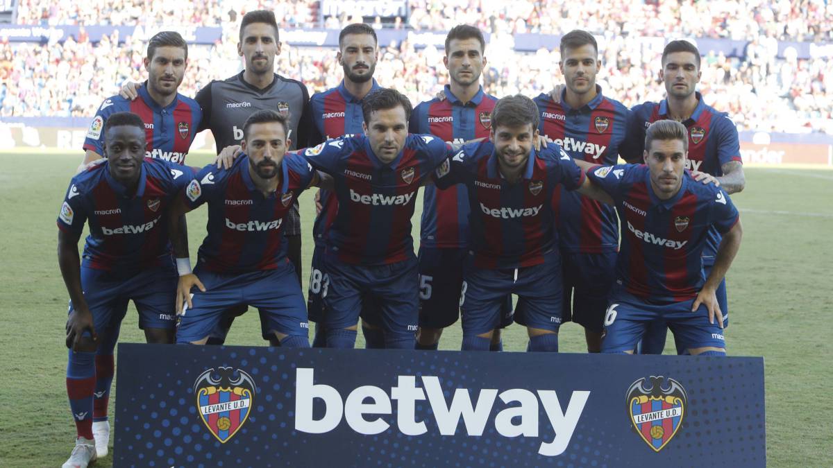 1x1 Levante: Rochina tira de clase en el renovado once azulgrana
