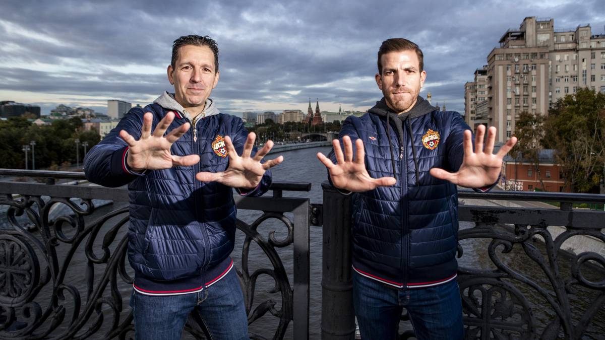 Antonio Tapia y David Díaz, fisios del CSKA, posando para As en el centro de Moscú.