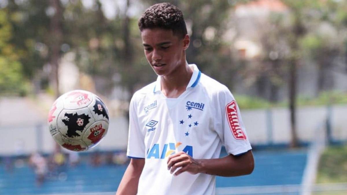 El hijo de 13 años del exjugador brasileño, Ronaldinho, Joao Mendes, con el Cruzeiro.