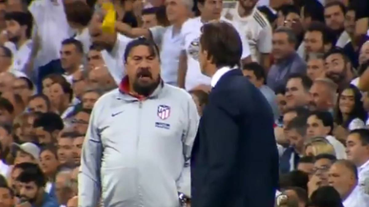 La mirada del Mono Burgos a Lopetegui.