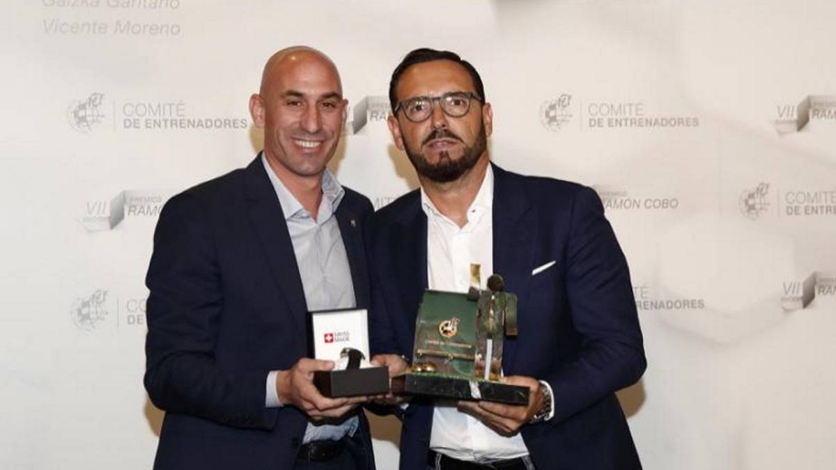 Luis Rubiales entrega el premio a José Bordalás.