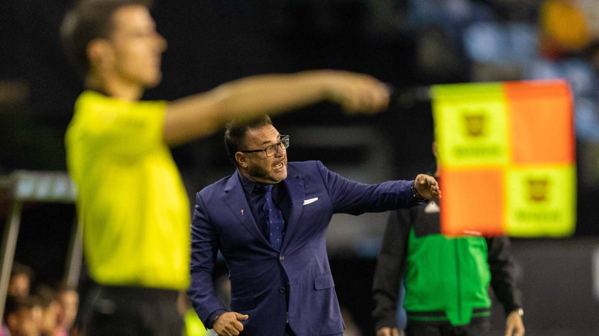 Toni Mohamed realiza indicaciones con el juez de línea en primer plano durante el partido entre el Celta y el Getafe.