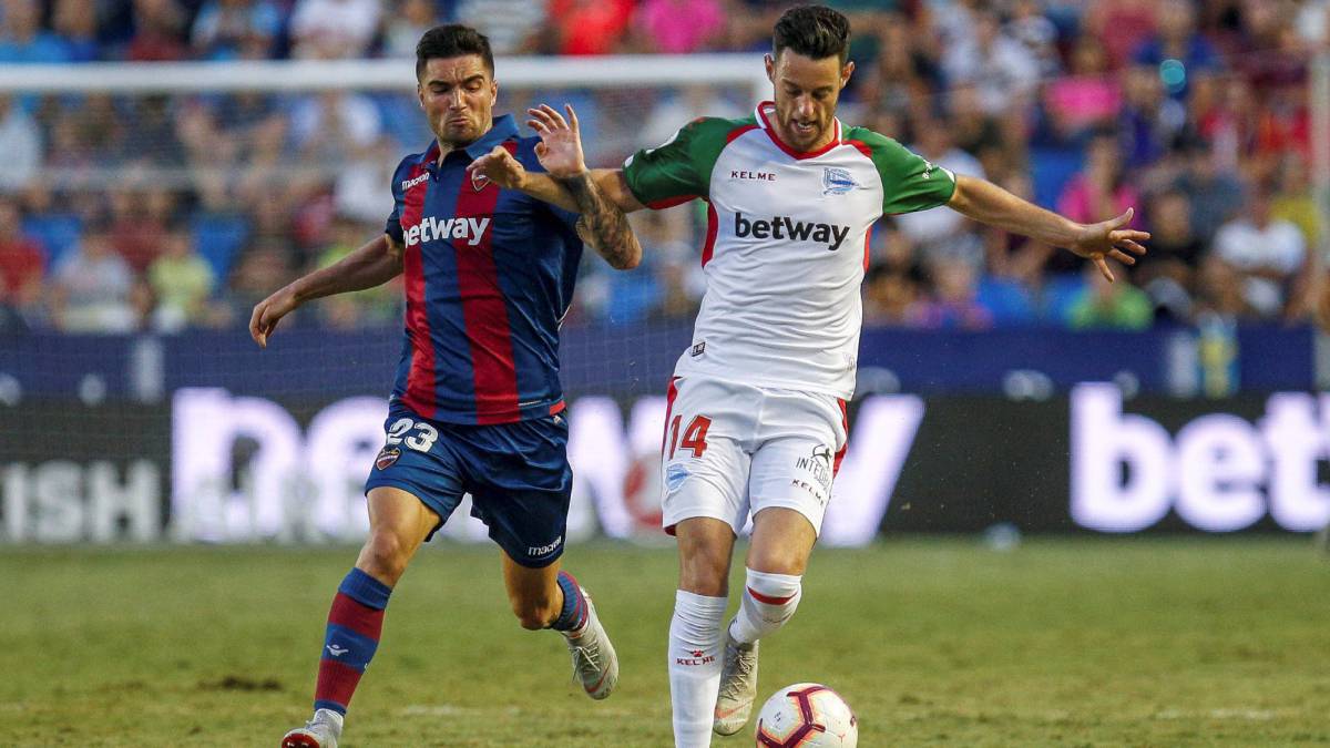 Burgui disputa un balón durante un partido.