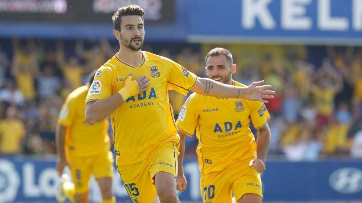 Juan Muñóz celebra un gol con el Alcorcón.