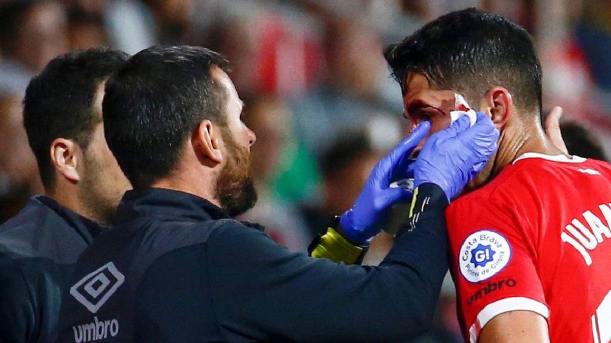 Juanpe siendo atendido tras recibir un codazo.