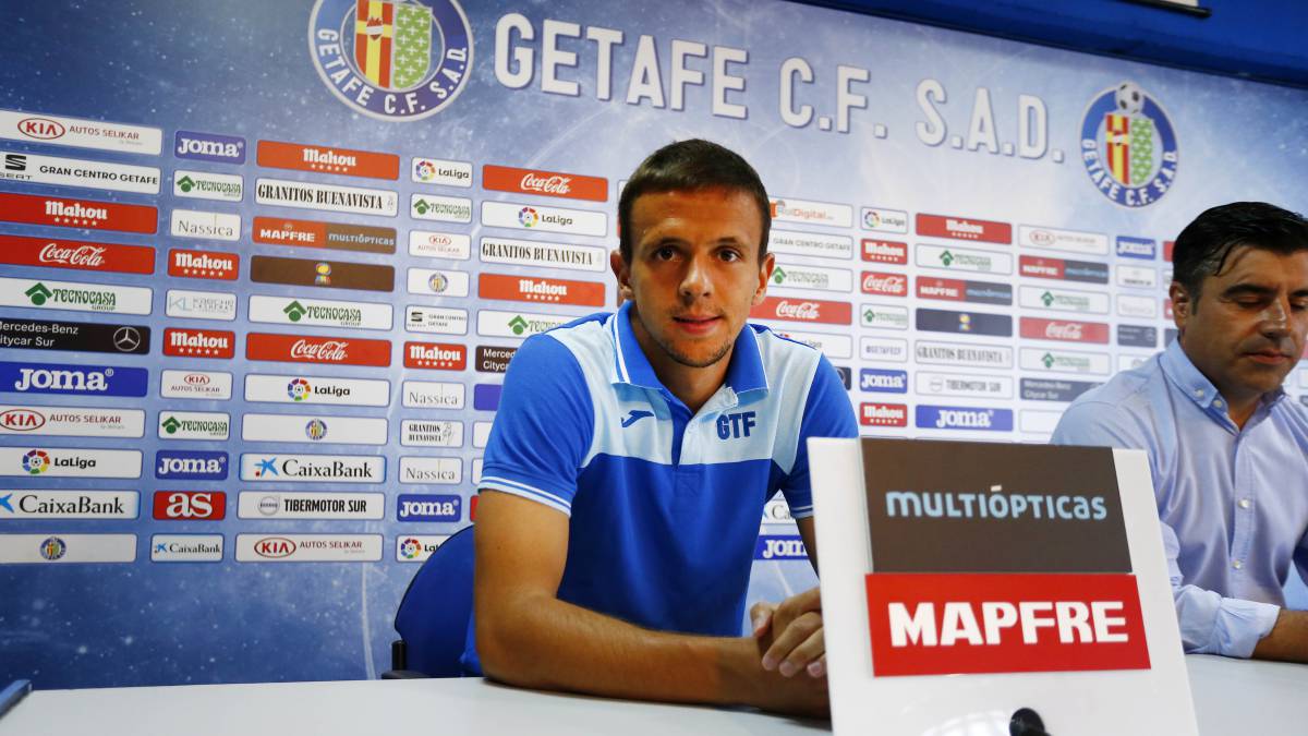 Maksimovic posa durante su presentación con el Getafe CF.