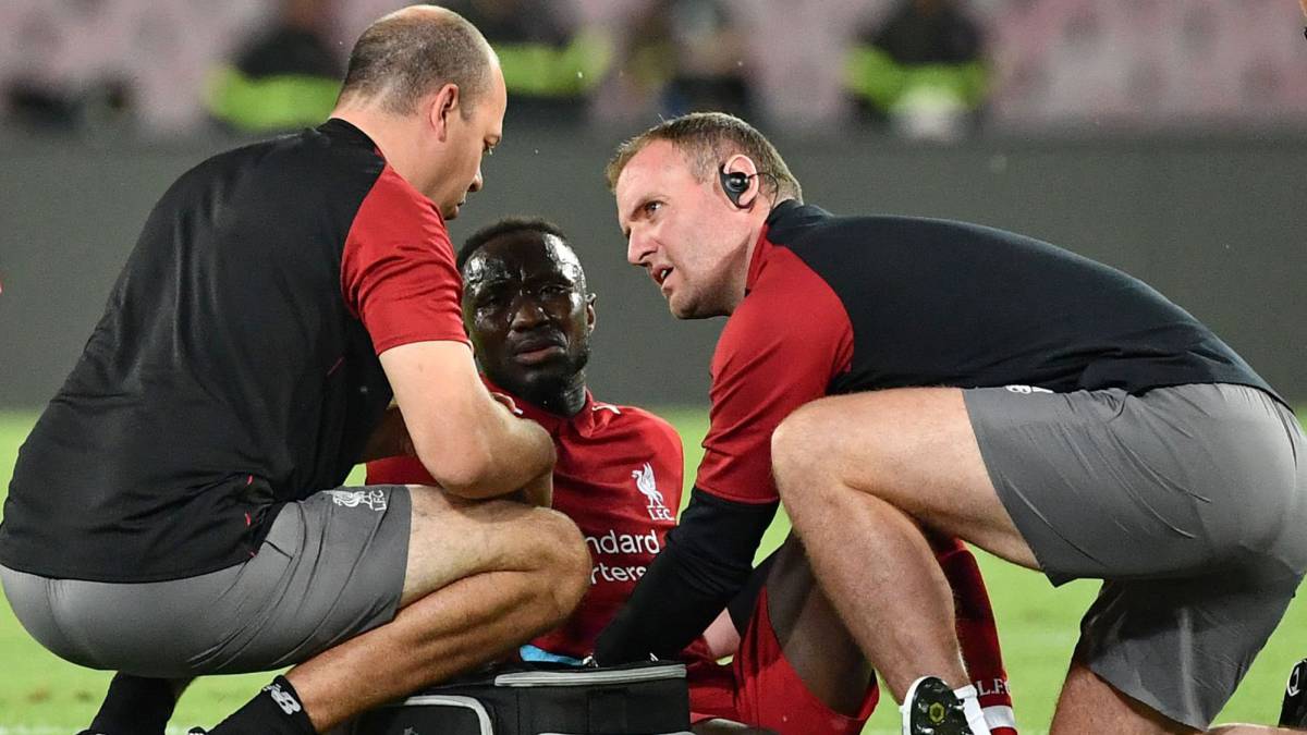 Keita se retiró en camilla tras desplomarse ante el Nápoles