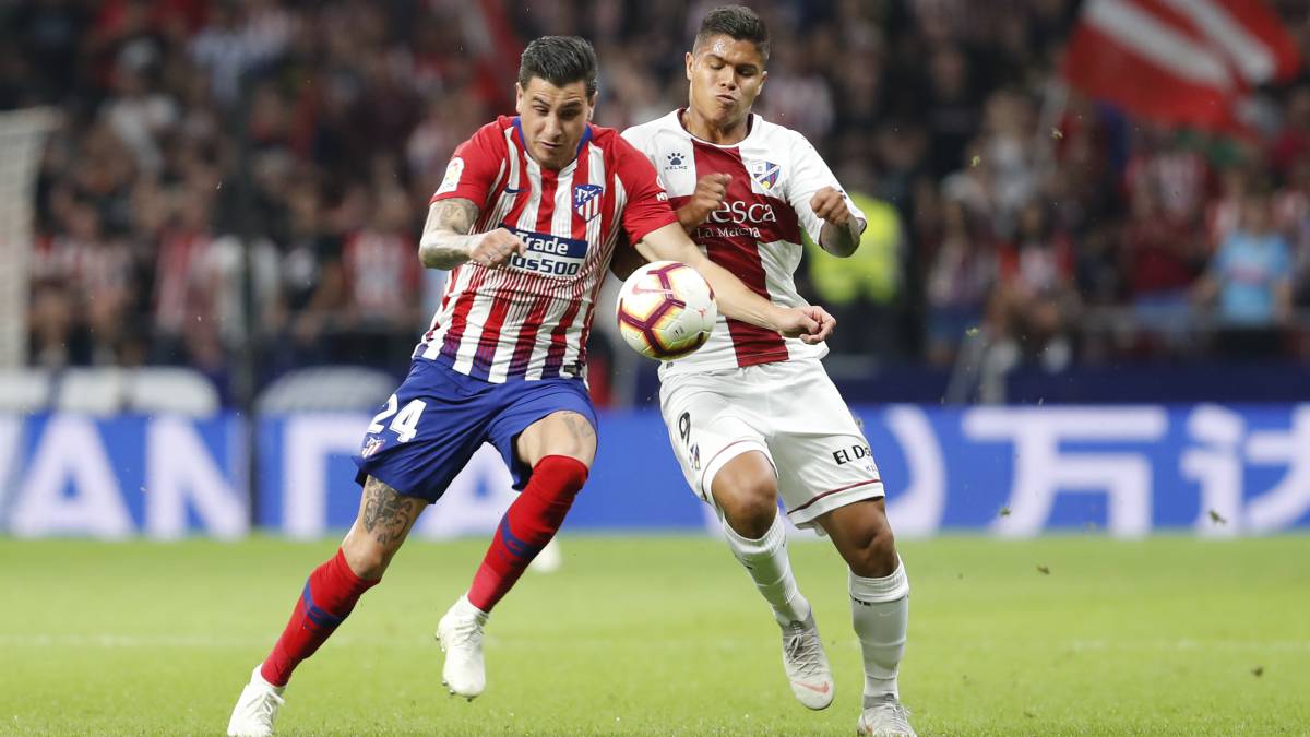 Cucho Hernández disputa un balón con el atlético Giménez.