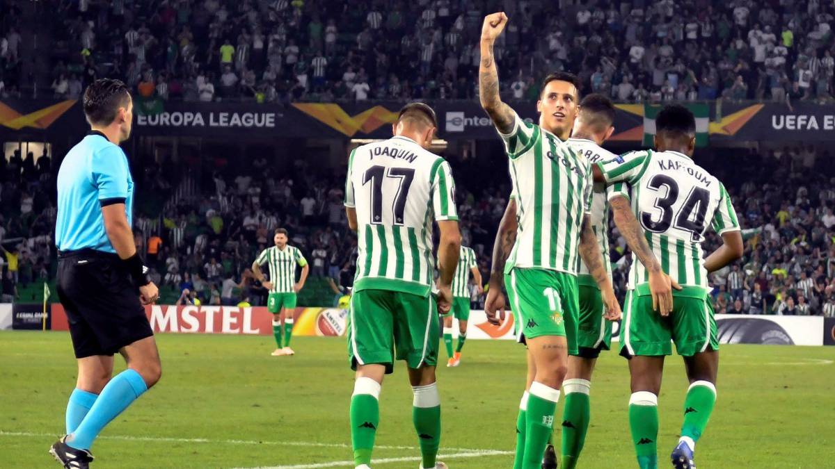 El jugador del Real Betis Cristian Tello celebra el tercer gol ante el Dudelange en el encuentro de grupos de la Europa League.