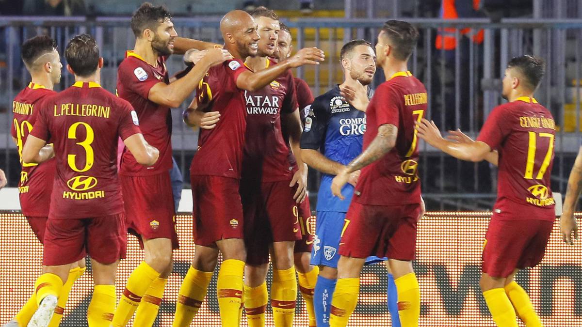 Los jugadores del Roma celebran el gol de N'Zonzi.