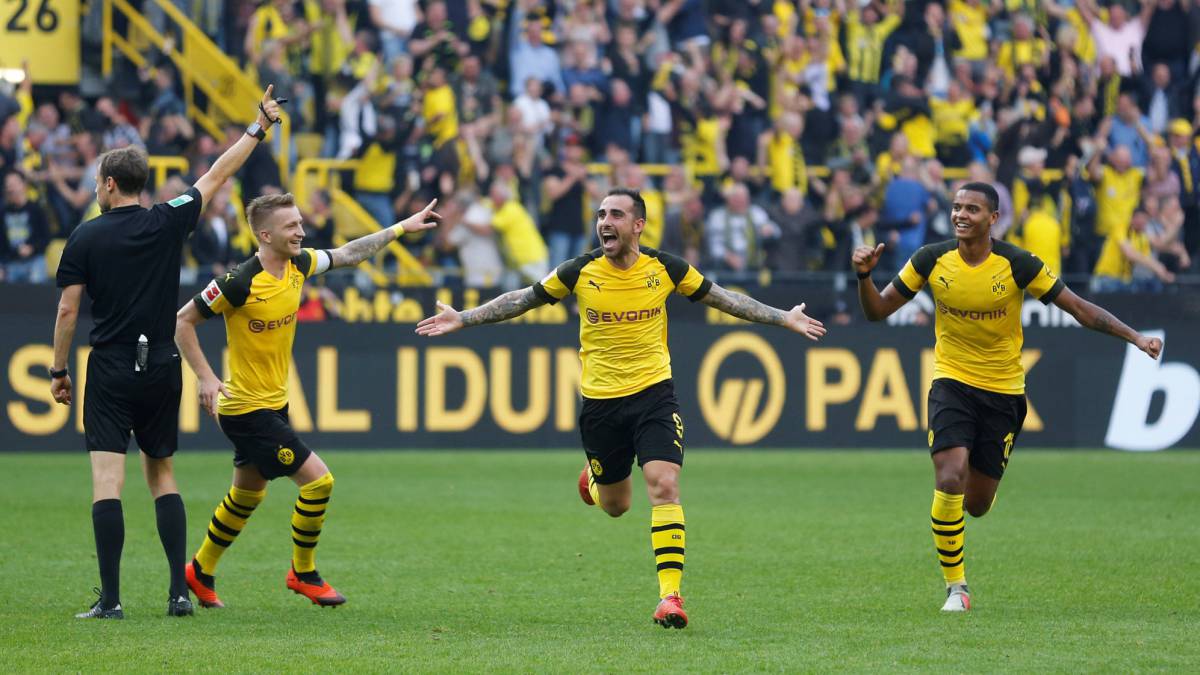 Alcácer, al que espió el Atleti hoy, celebra su gol en el 96' para la victoria del Dortmund.