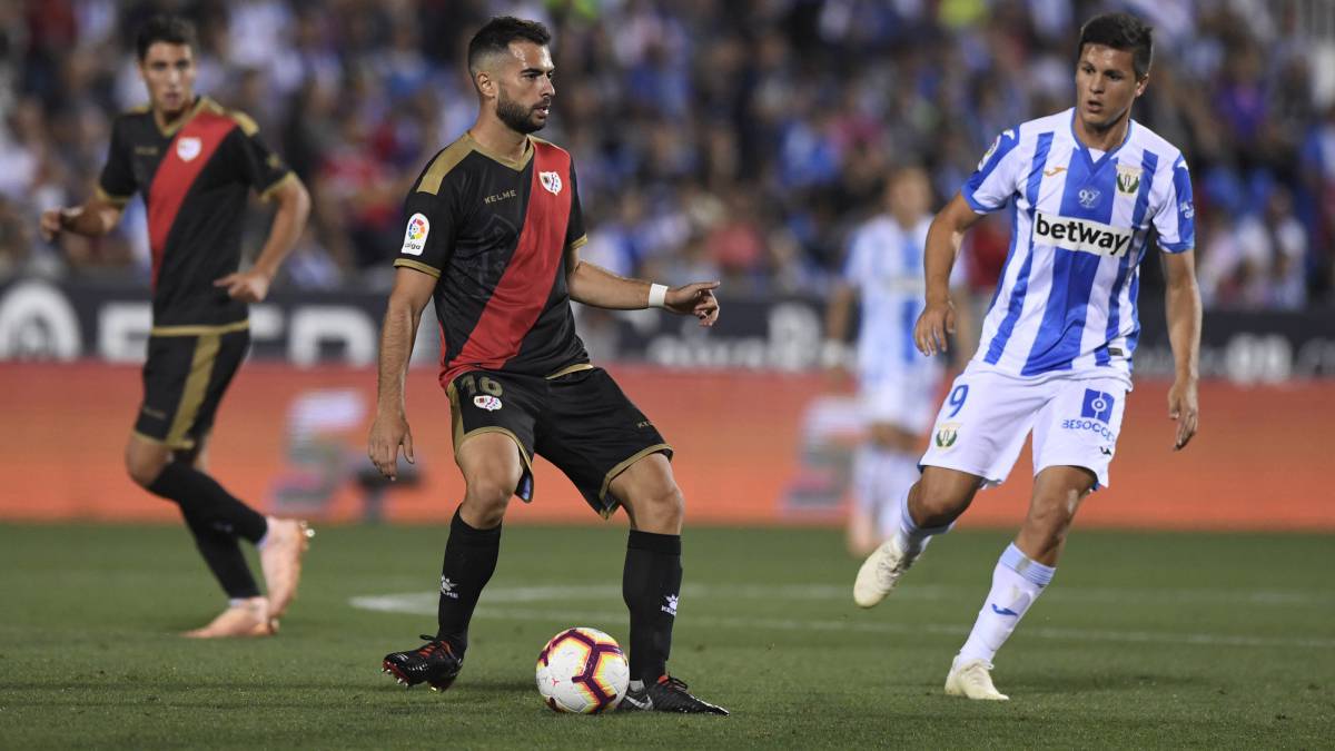 Amat controla un balón ante Carrillo.
