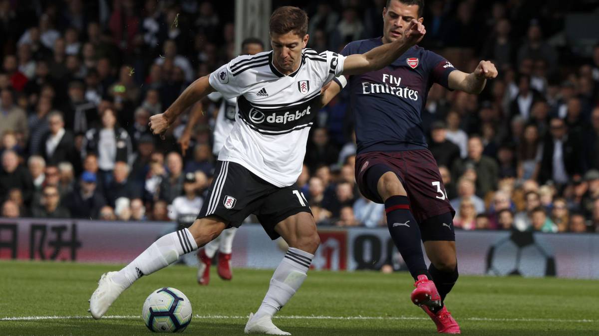 Vietto, cedido por el Atlético, dispara a puerta en el Fulham-Arsenal.