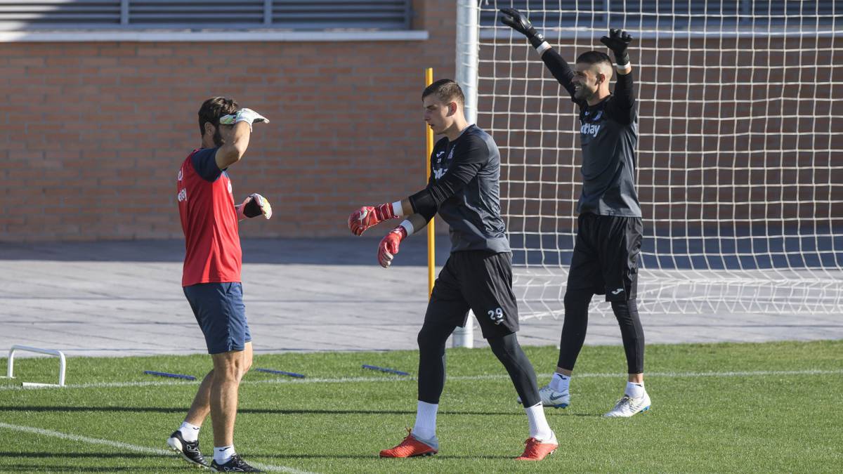 Lunin apura antes de irse con Ucrania en la lucha por ser titular