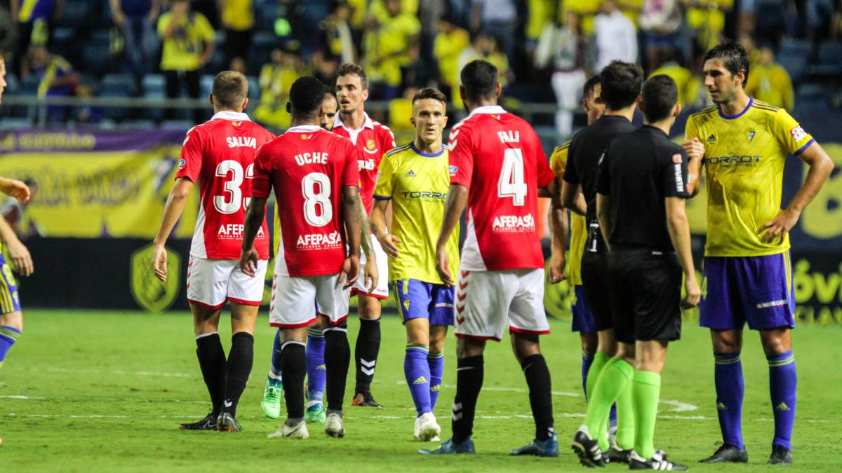 Los jugadores del Nástic saludan a los del Cádiz tras la finalización del choque.