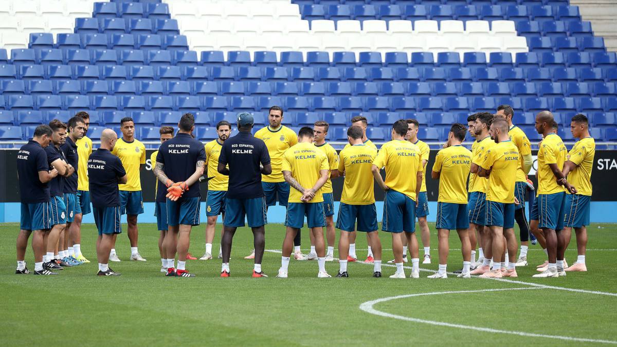 Los jugadores del Espanyol, durante una charla.