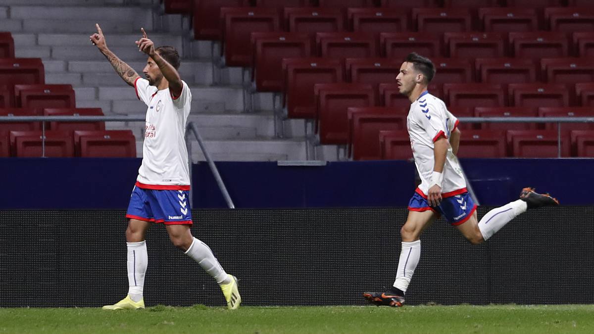 Aitor García e Iza, jugadores del Rayo Majadahonda, celebran un gol frente al Sporting.