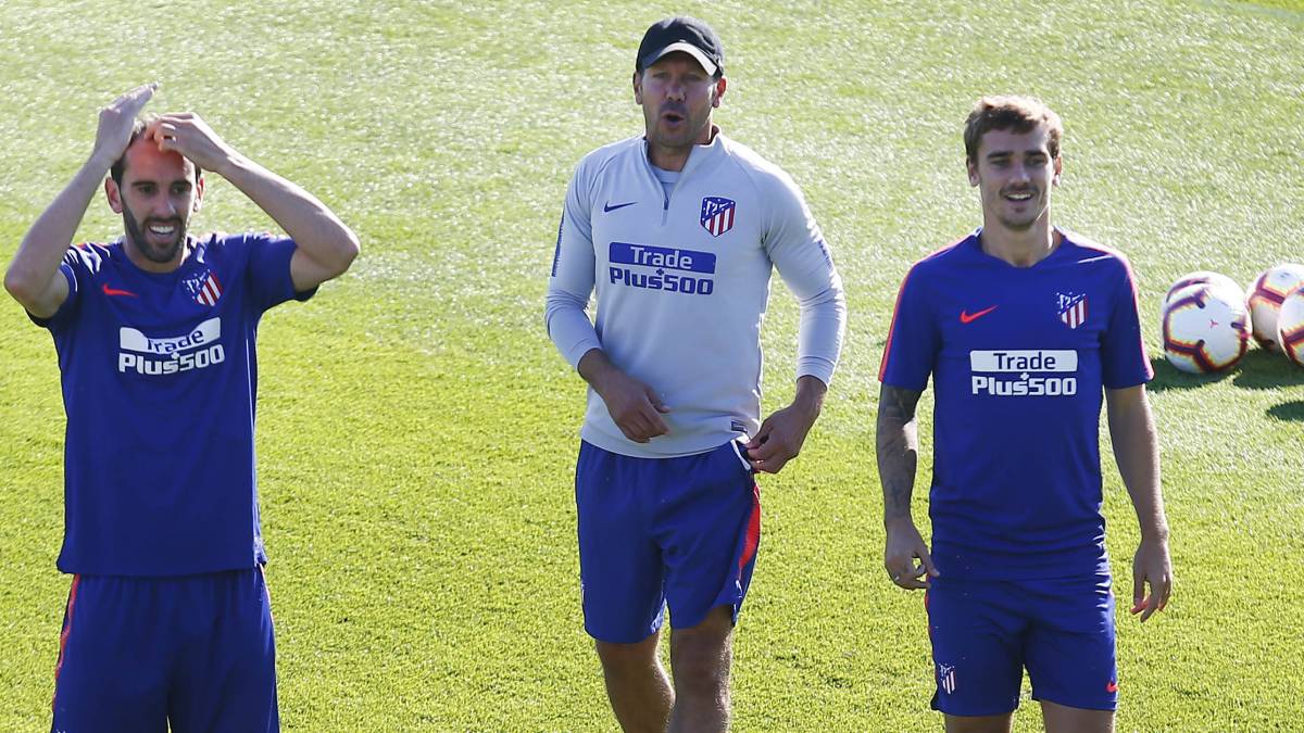 Godín, Simeone y Griezmann durante un entrenamiento del Atlético de Madrid.