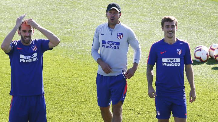 Godín, Simeone y Griezmann durante un entrenamiento del Atlético de Madrid.