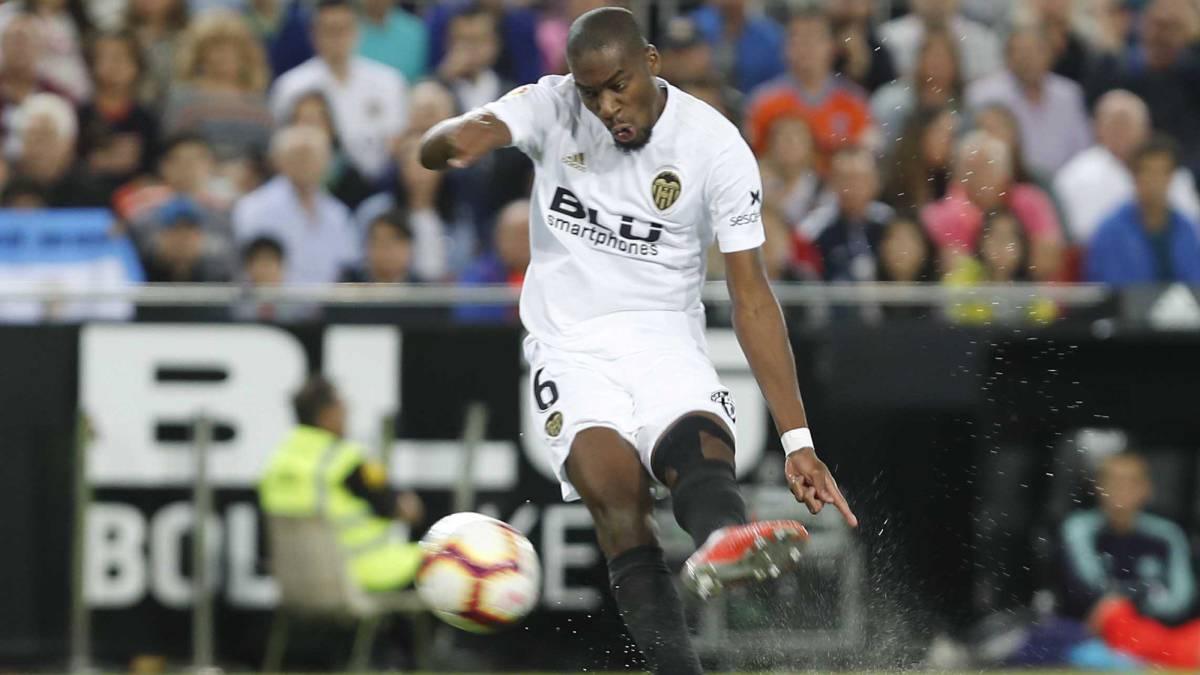 El centrocampista francés del Valencia, Geoffrey Kondogbia, durante un partido.
