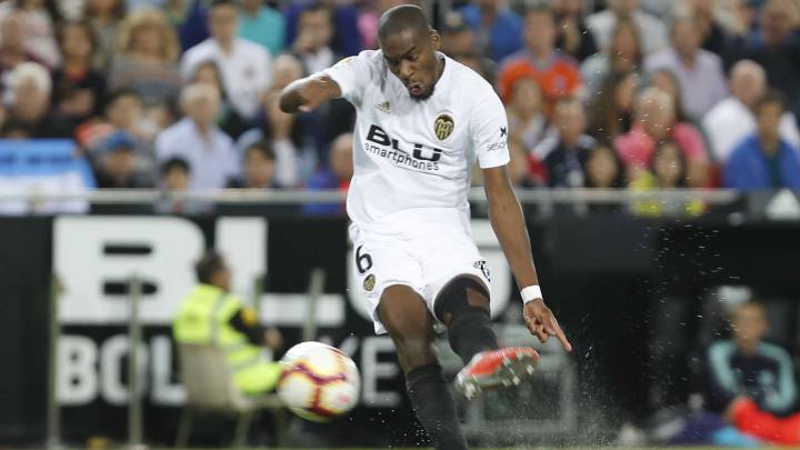 El centrocampista francés del Valencia, Geoffrey Kondogbia, durante un partido.
