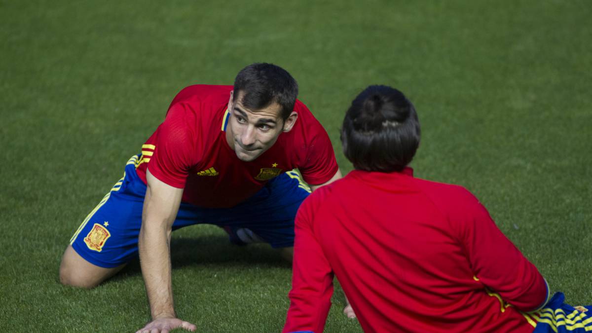 Jonny realiza un ejercicio de calentamiento durante la concentración de la selección española.