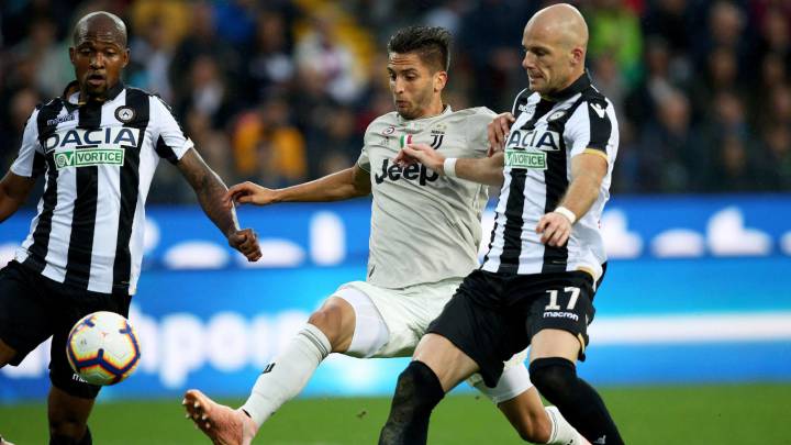 Bentancur, obstaculizado por dos jugadores del Udinese durante el partido jugado en Friuli.