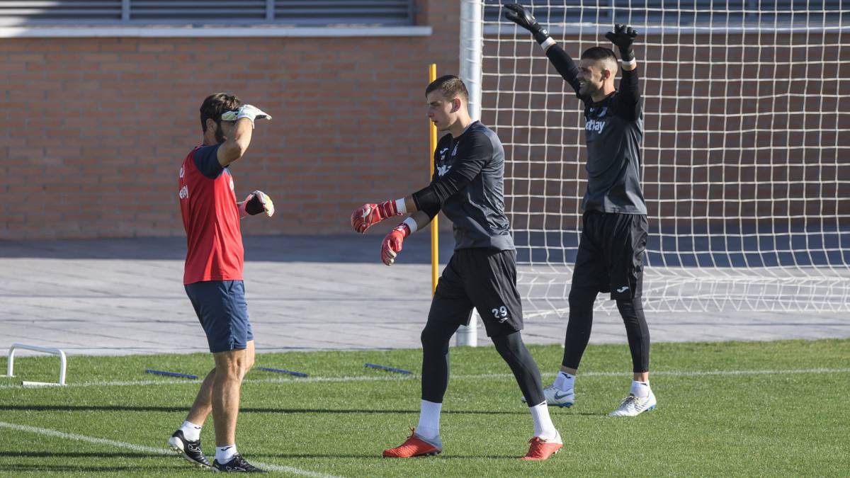 Andriy Lunin e Iván Cuéllar durante un entrenamiento del Leganés.