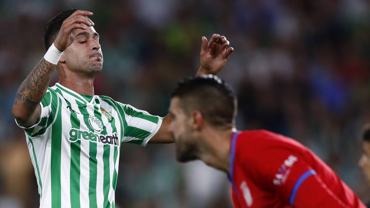 El delantero del Betis Sergio León no juega ni el 15 por ciento de los últimos minutos ligueros y le quiso el Toronto FC de la Major League Soccer.