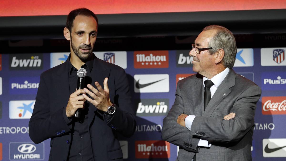 Juanfran, junto a Adelardo, dos leyendas colchoneras.