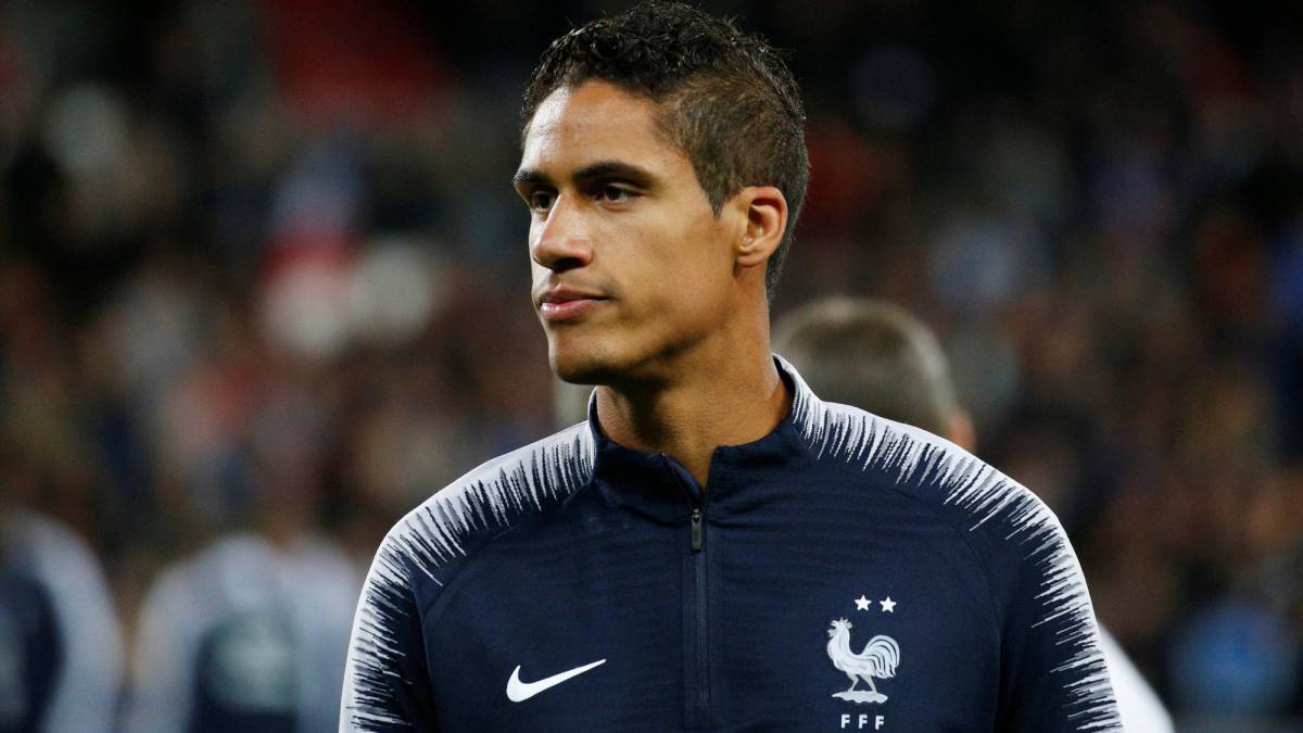Varane, tocado, sustituido al descanso del Francia-Islandia
