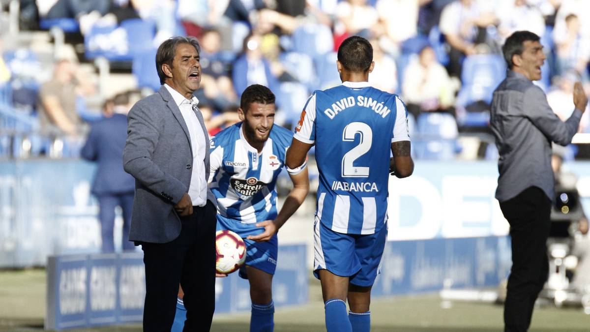 Natxo González da indicaciones durante el Deportivo - Málaga