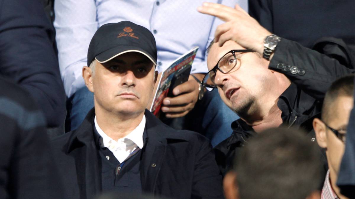 El técnico del Manchester United, José Mourinho, con Pedja Mijatovic en el Montenegro - Serbia.