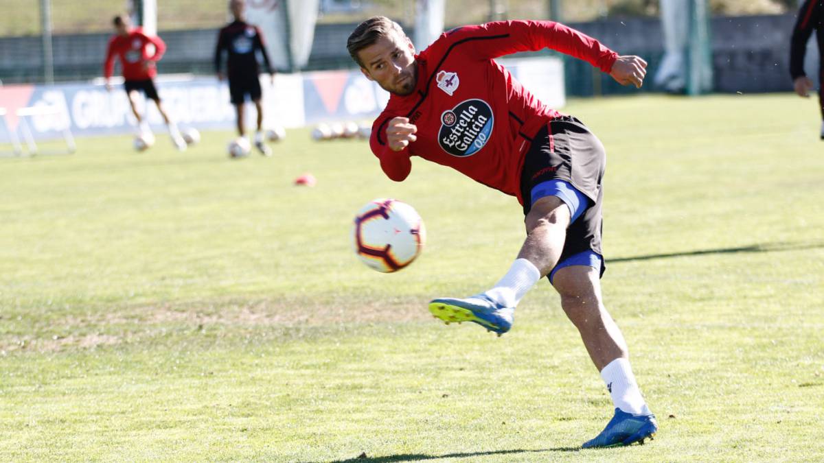 CHRISTIAN SANTOS EN UN ENTRENAMIENTO DEL DEPORTIVO DE LA CORUÑA