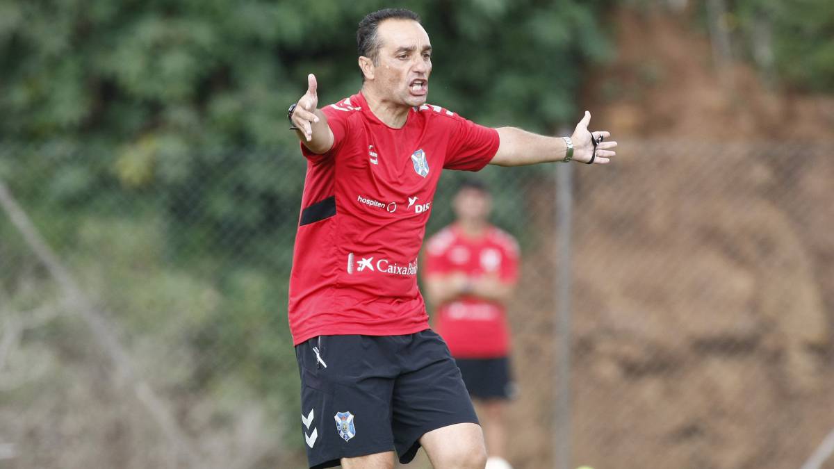 José Luis Oltra, durante un entrenamiento del Tenerife.