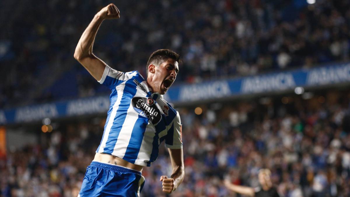 Carlos Fernández celebra un gol en el Deportivo - Elche