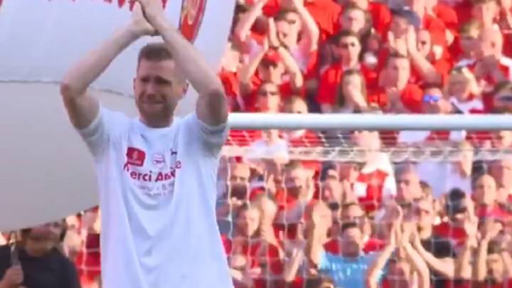 Mertesacker se despide frente a más de 40.000 aficionados