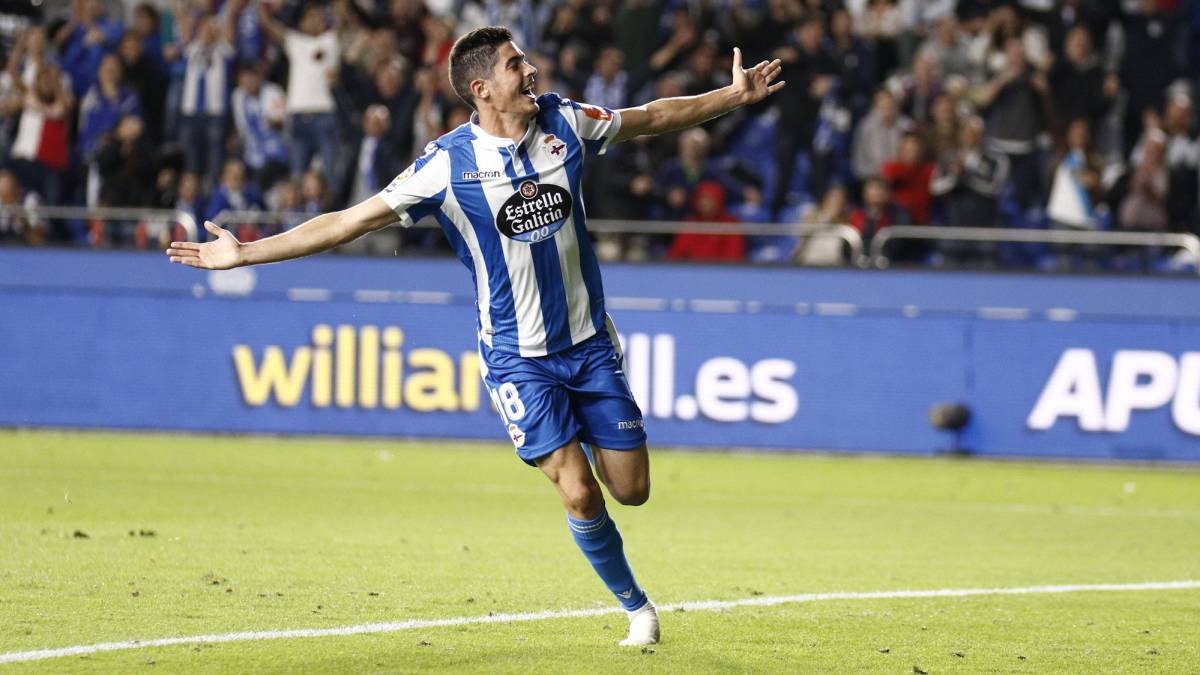 Carlos Fernández celebra el tercer gol del Deportivo - Elche