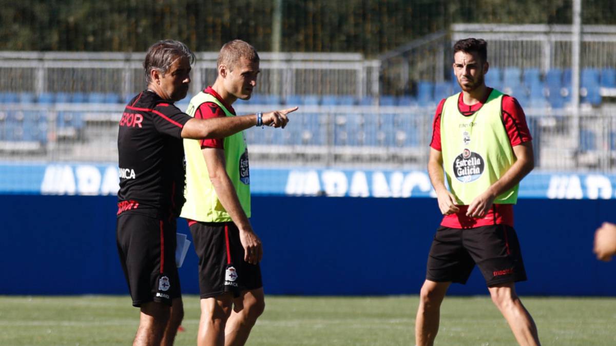 Natxo González da indicaciones en un entrenamiento del Deportivo con Edu Expósito