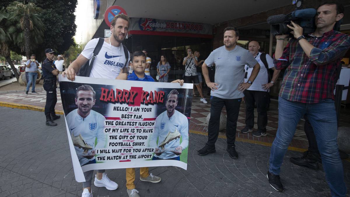 El gran protagonista fue Harry Kane, que posó junto a un joven aficionado que llevaba una pancarta con fotos suyas.