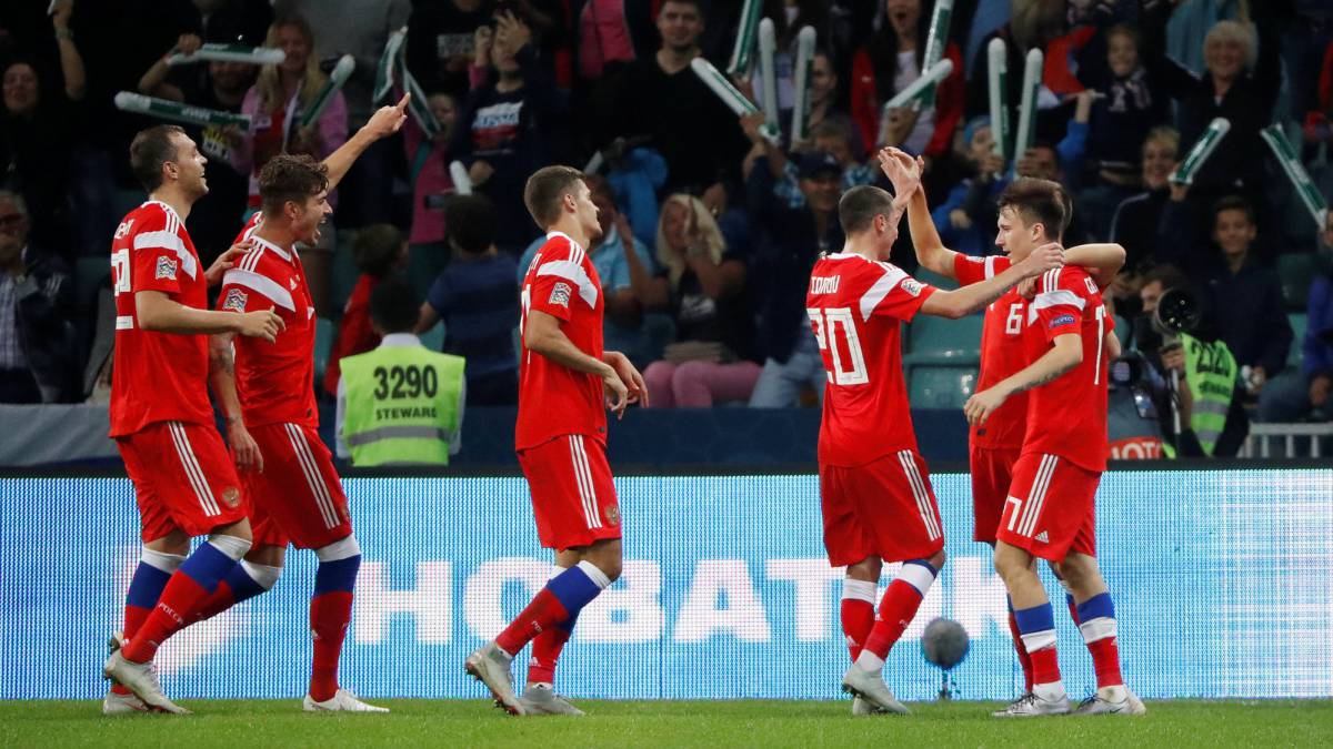 Los jugadores rusos celebran un gol