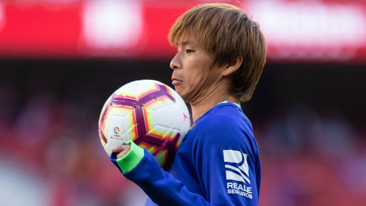 Inui controlando un balón.