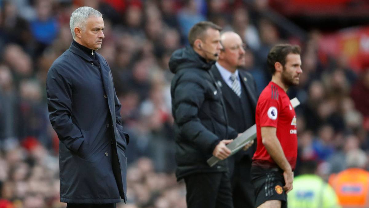 El técnico quiere que los dos jugadores españoles sigan vinculados al United pero la directiva del club no los ve como piezas fundamentales para el futuro.