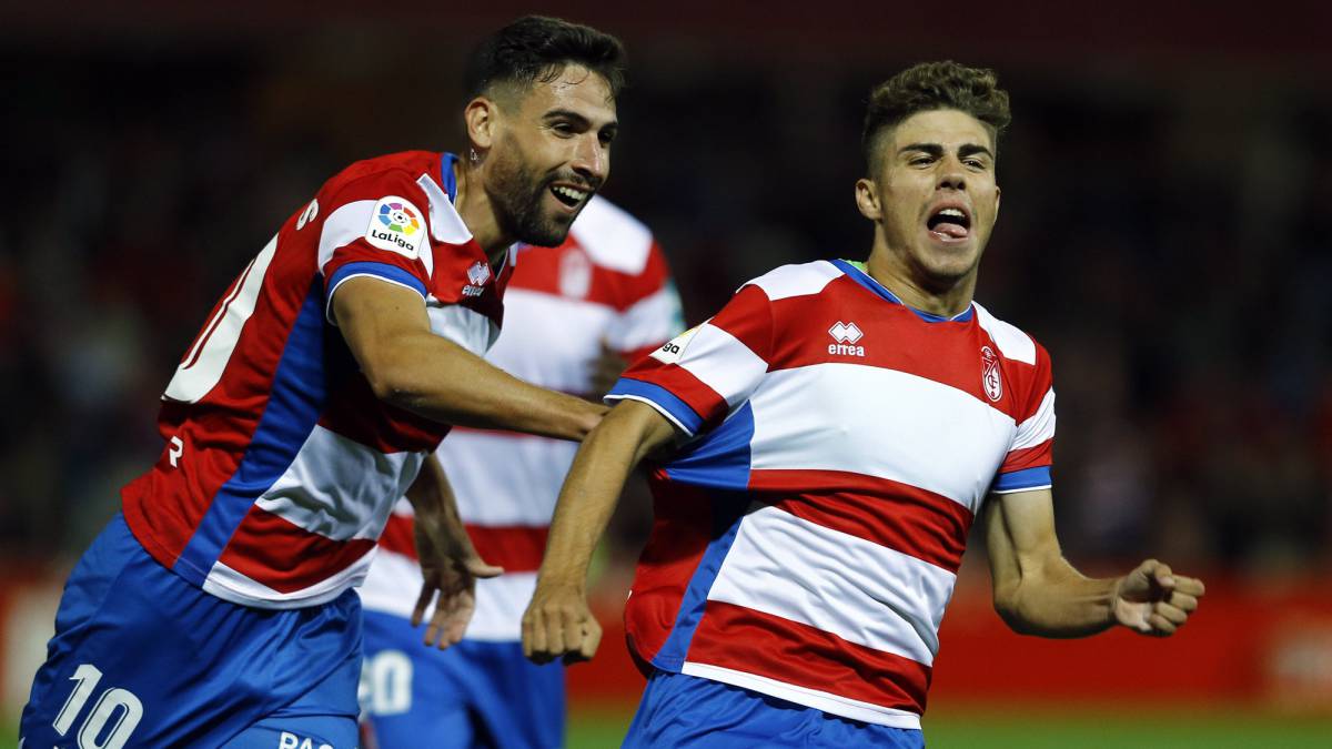 El Sevilla tiene esperanza en los cedidos Carlos Fernández y Pozo después de años sin un gran canterano. Uno se luce en el Deportivo y otro en el Granada.