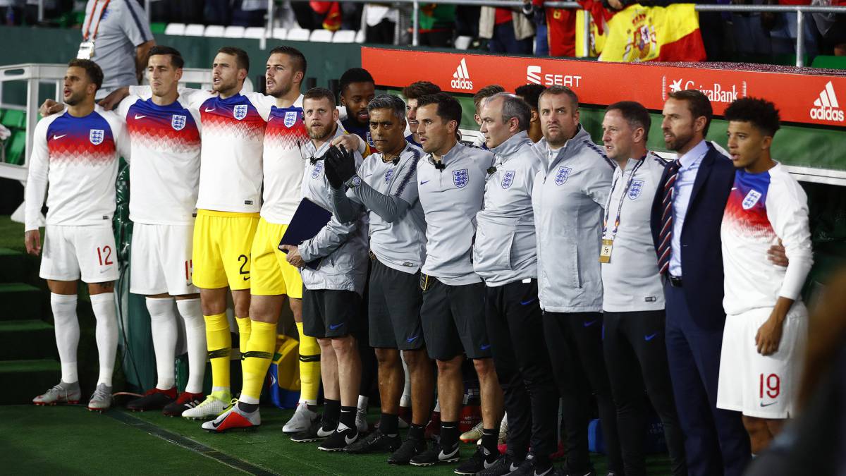 Los jugadores ingleses escuchan el himno.