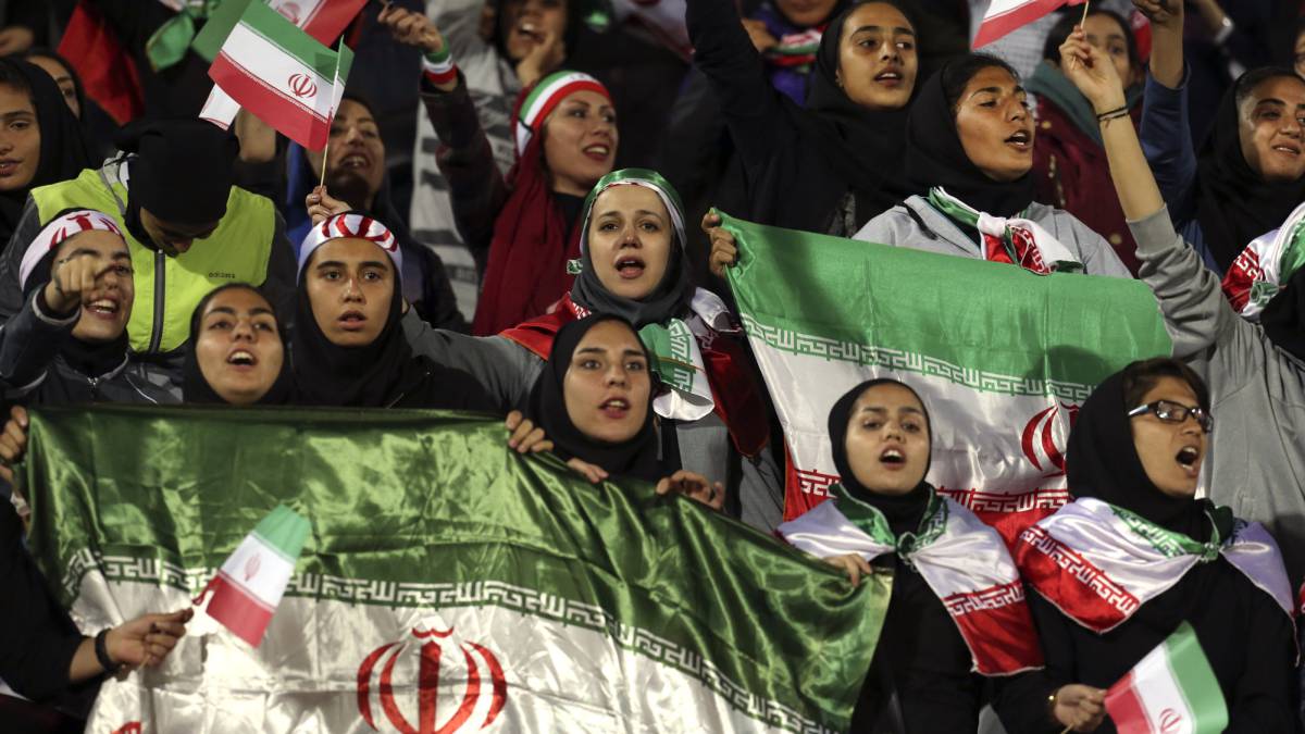 Mujeres disfrutando del fútbol en Irán.